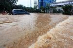 Arus Kencang di Banjir Bundaran HI