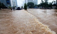 Sejumlah mobil nekat menerobos derasnya aliran air di bundaran HI.