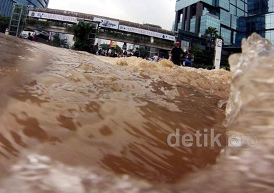 Arus Kencang di Banjir Bundaran HI