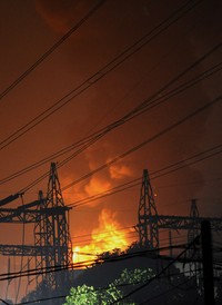 Sempat terdengar ledakan dari trafo yang terbakar. (Saptono)