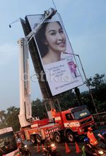 Dikhawatirkan Ambruk, Baliho Sandra Dewi Dievakuasi