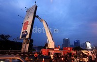 Sejak siang tadi kondisi tiang baliho ini cukup mengkhawatirkan.