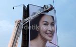 Dikhawatirkan Ambruk, Baliho Sandra Dewi Dievakuasi