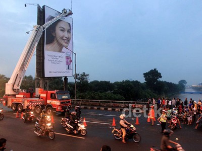 Dikhawatirkan Ambruk, Baliho Sandra Dewi Dievakuasi