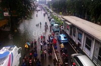 Lalu lintas yang mengarah ke Kampung Melayu dan sebaliknya macet.