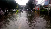 Para pengendara menghindari banjir dengan menerobos jalur Busway.