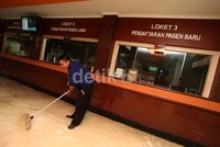 Petugas membersihkan ruangan pendaftaran pasien.