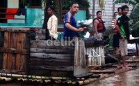 Sejak pagi pasukan Kopassus dibantu tim SAR melakukan evakuasi, namun banyak warga yang menolak dievakuasi.