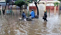 Dua pengendara mendorong motornya yang mogok.