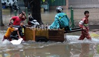 Jasa ojek gerobak laris.