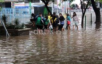 Banjir yang menggenangi Jalan Bungur Besar Raya, Kemayoran, setinggi paha orang dewasa.