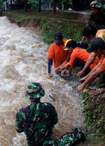 Tanggul Jebol di Taman Lawang Mulai Ditambal