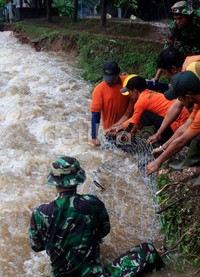 Petugas dan TNI melakukan penambalan.