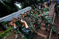 TNI menyiapkan kawat bronjong yang akan digunakan untuk menambal tanggul.