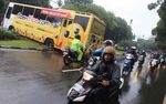 Hindari Banjir, Bus Ini Melintang di Median Jalan