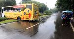 Hindari Banjir, Bus Ini Melintang di Median Jalan