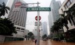Hindari Banjir, Bus Ini Melintang di Median Jalan