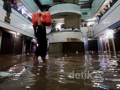 Pasar Cipulir Mulai Terendam Banjir