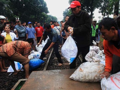 Jokowi Angkat Kerikil di Tanggul Jebol