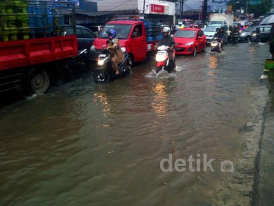 Jatiwaringin Terendam, Macet Mengular
