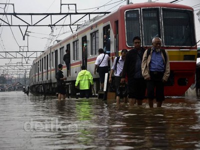 Stasiun Tanah Abang Lumpuh