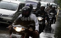 Sepeda motor diizinkan melewati ruas tol Cawang- Jatiwaringin.