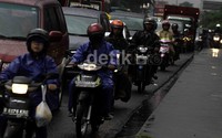 Akibat banjir, jalan tol pun ikut macet.