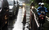 Polisi pun memberi jalur kiri untuk mereka melintas.