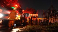 Petugas pemadam kebakaran masih terlihat pada Kamis (17/13) dinihari.