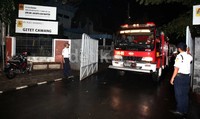 Petugas pemadam kebakaran meninggalan lokasi kebakaran.