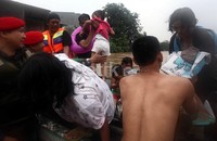 Banjir di Jatinegara Pulo cukup tinggi, sehingga warga dievakuasi paksa.