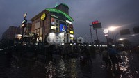 Banjir masih menggenangi kawasan Grogol, Jakarta Barat.