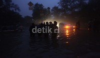 Kawasan tersebut juga gelap gulita akibat pemadaman listrik.