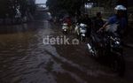 Hingga Malam Kawasan Grogol Masih Banjir