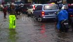 Jatiwaringin Terendam, Macet Mengular