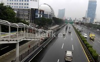 Akibat banjir Jakarta nyaris lumpuh.