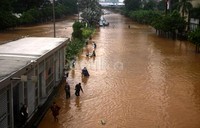 Banjir di Jl Thamrin setinggi paha orang dewasa. Ramses/detikFoto.