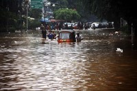 Bajaj mogok akibat menerobos banjir. Ramses/detikFoto.
