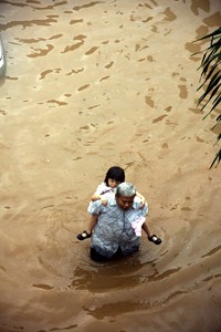 Seorang bapak mengendong anaknya saat keluar dari Gedung Sarinah. Ramses/detikFoto.