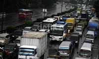 Kendaraan mengular sekitar 10 km.
