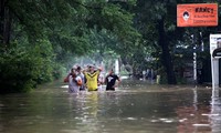 Sebagian dari mengungsi dengan berjalan menerobos banjir.