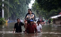 Dua orang mahasiswa mengungsi dengan memanfaatkan jasa gerobak.