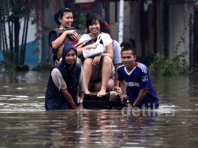 Grogol Terendam, Mahasiswa Trisakti Ngungsi