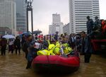 Perahu Karet Jadi Andalan di Bundaran HI