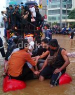 Perahu Karet Jadi Andalan di Bundaran HI