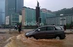 Perahu Karet Jadi Andalan di Bundaran HI