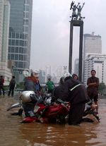 Perahu Karet Jadi Andalan di Bundaran HI