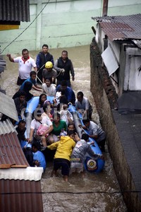 Sejumlah warga dievakuasi dengan perahu karet. Ramses/detikFoto.