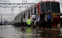 Penumpang KA terpaksa turun di luar stasiun karena stasiun Tanah Abang terendam banjir. Ramses/detikFoto.