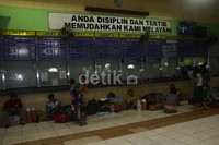Beberapa warga mengungsi di stasiun Tanah Abang. Ramses/detikFoto.